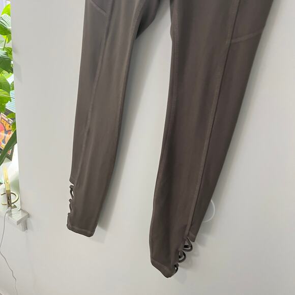 Hollister Gilly Hicks Brown Cutout Workout Leggings Size Small - Picture 3 of 6